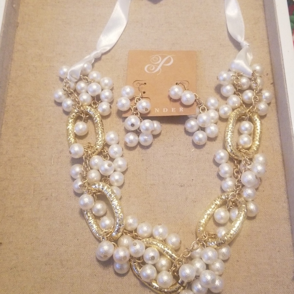 Plunder pearl necklace and earring set
